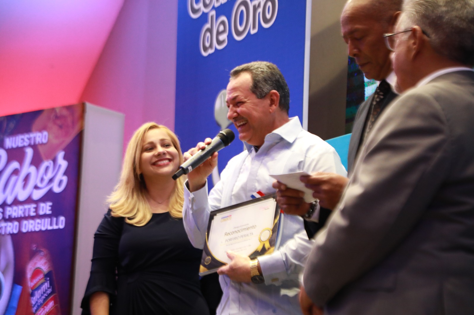 Premios "Colmado de Oro" reconocen al director de Promipyme